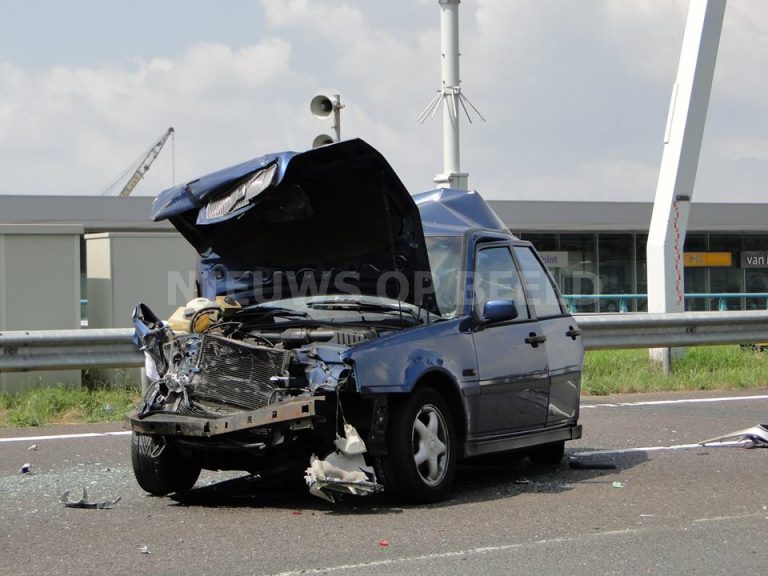 Auto geplet bij flinke botsing tussen meerdere auto’s A16 Dordrecht