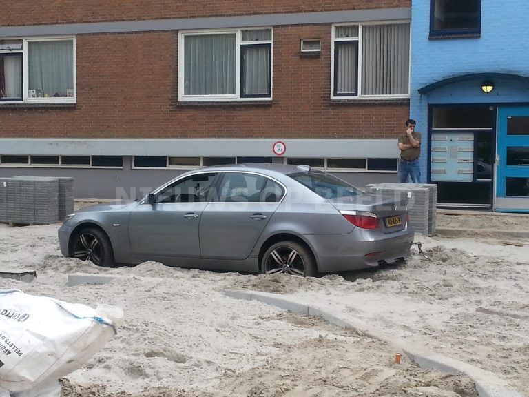 Automobilist rijdt zichzelf muurvast na negeren afzetting Mertensstraat Rotterdam