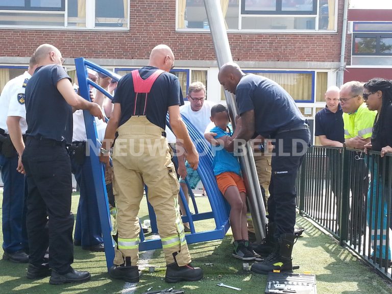 Kind bekneld tussen voetbaldoeltje en paal Adenstraat Rotterdam