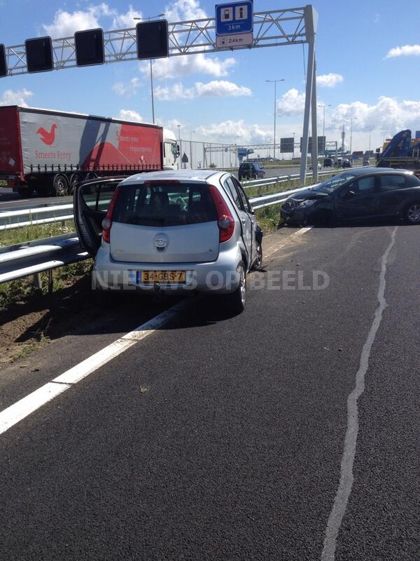 Gewonde en veel schade bij aanrijding A15 Rotterdam