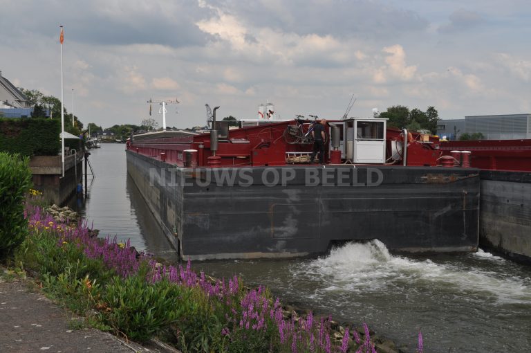 Losgeraakte bak van binnenvaartschip ramt kade Dorpsstraat Capelle aan den IJssel