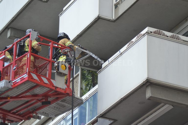 Brand op balkon ontdekt door onderbuurman Voermanweg Rotterdam