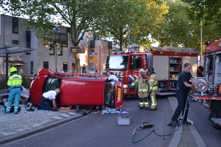 Auto op zijn kant bij fiks eenzijdig ongeval Evenaar Rotterdam [VIDEO]