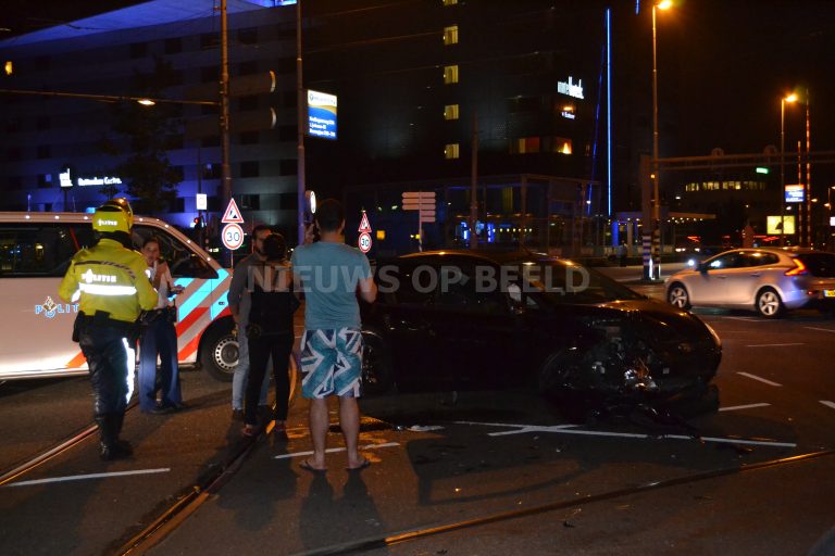 Twee gewonden door fikse aanrijding met taxi Vasteland Rotterdam