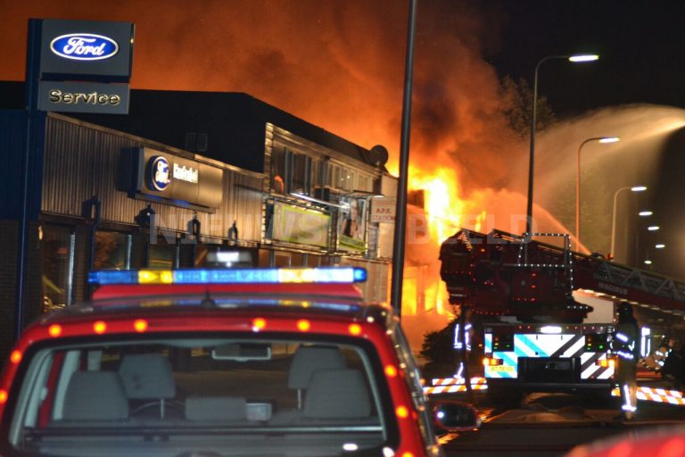 Zeer grote uitslaande brand verwoest bedrijf Noordenweg Ridderkerk [VIDEO]