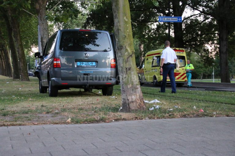 Taxichauffeur gewond na eenzijdig ongeval Groene Hilledijk Rotterdam