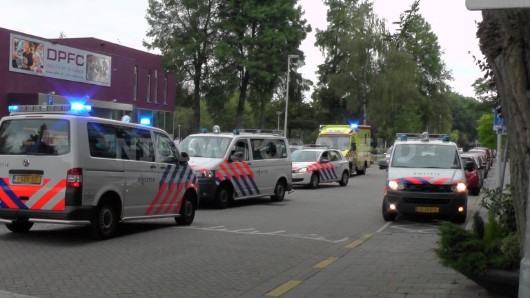Verwarde man gaat ambulancepersoneel te lijf en vlucht dansschool in Kromhoutstraat Rotterdam [VIDEO]
