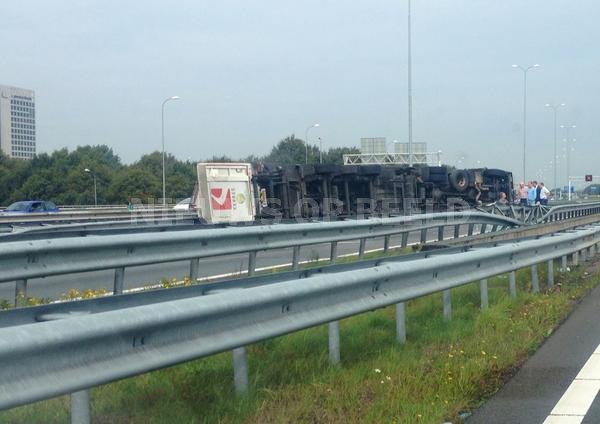 Snelweg afgesloten vanwege gekantelde vrachtwagen A27 Utrecht