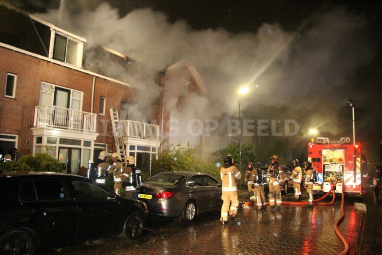 Uitslaande brand verwoest woning Piet van de Polsingel Rotterdam [Video]
