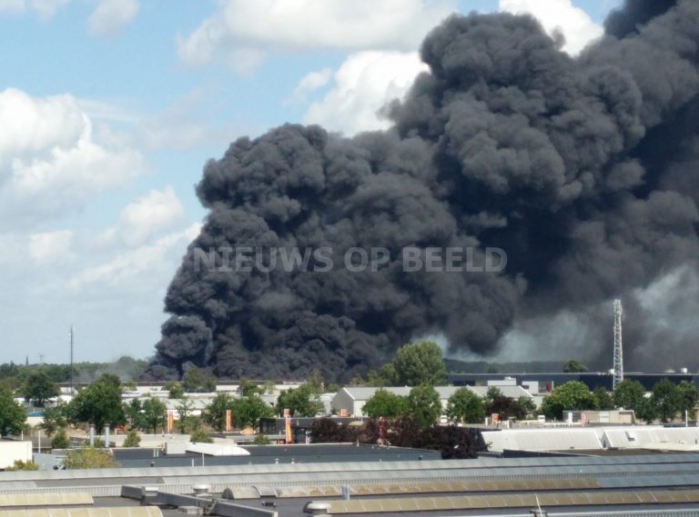 Luchtalarmen gaan af bij zeer grote brand afvalverwerkingsbedrijf Breda GRIP 3