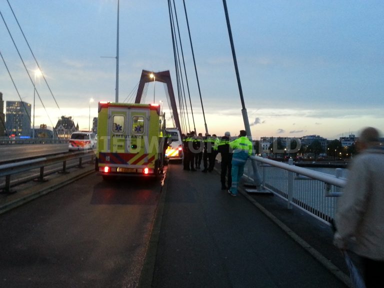 Jongeman haalt nat pak na sprong van Willemsbrug Rotterdam