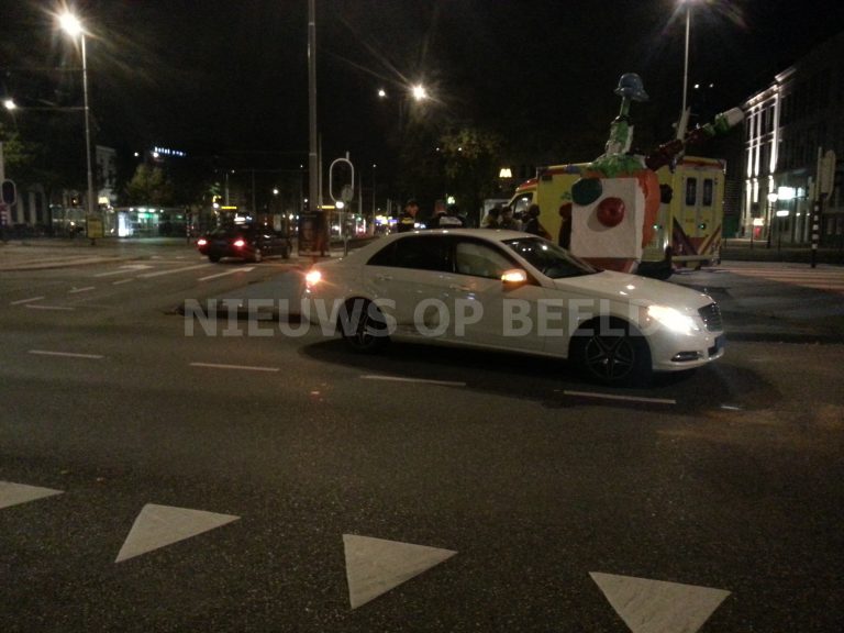 Veroorzaker aanrijding taxi gaat er van door Eendrachtsplein Rotterdam