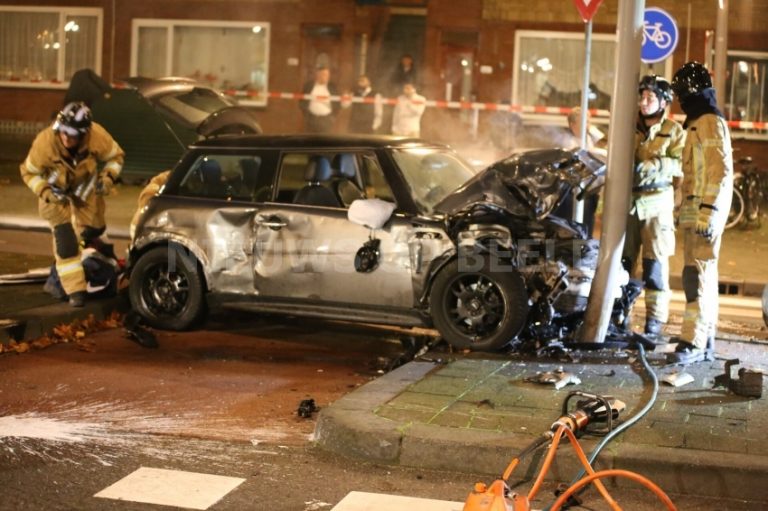 Vluchtende automobilist crasht tijdens achtervolging Dordtselaan Rotterdam