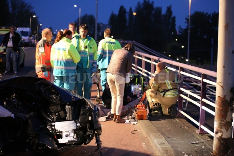 Drie zwaargewonden na éénzijdig ongeval viaduct Rozenlaan Rotterdam