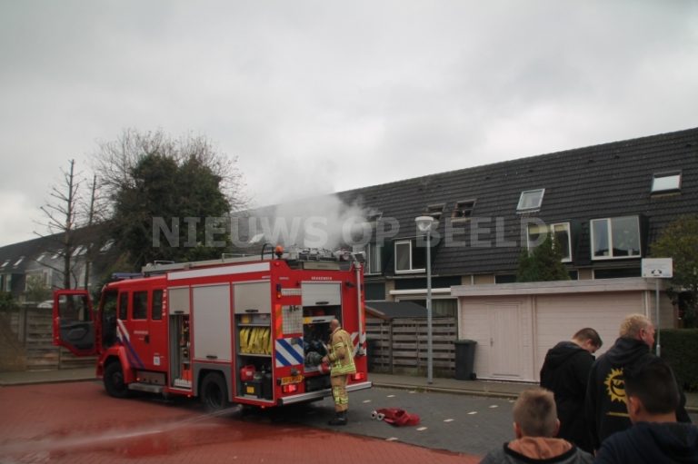 Flinke rook bij zolderbrand van woning Arnoldipad Schiedam