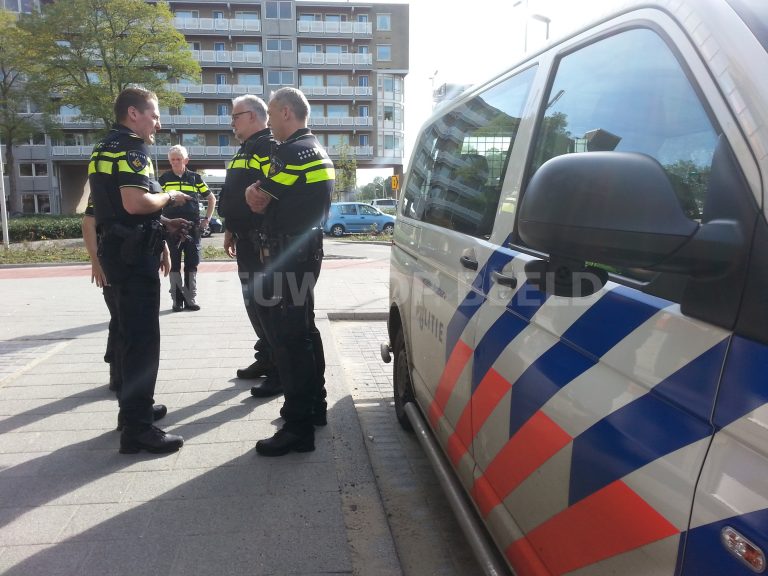 Zedendelinquent loopt tegen de lamp tijdens controle RET Prinsenlaan Rotterdam