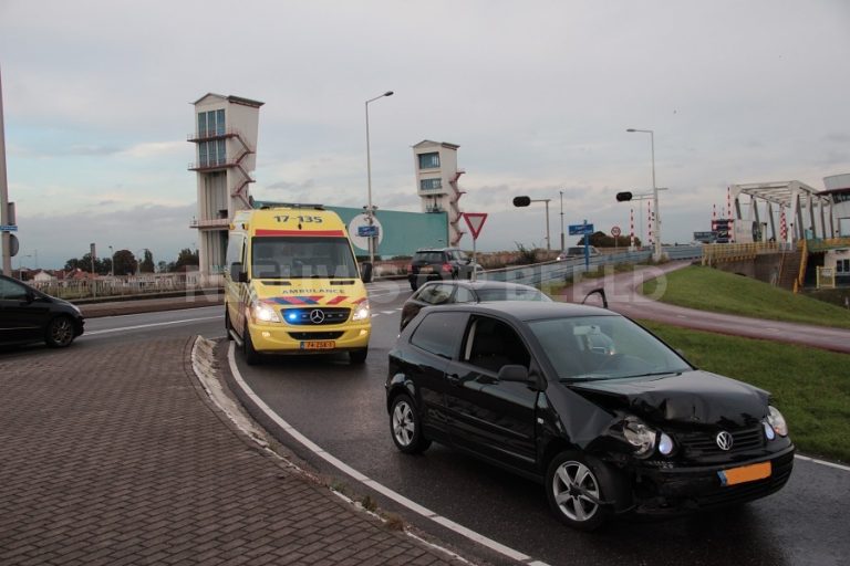 Veel schade na kop-staart botsing Algeraweg Capelle aan den IJssel