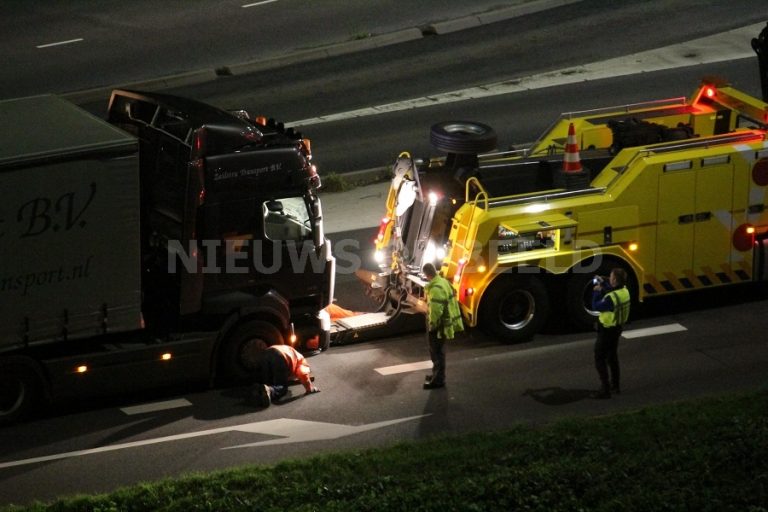 Weg gedeeltelijk afgesloten door vrachtwagen met pech Algeraweg Capelle aan den IJssel