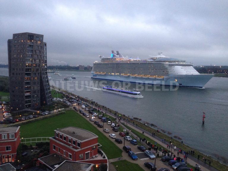 Oasis of the Seas verlaat Rotterdam met veel publiek