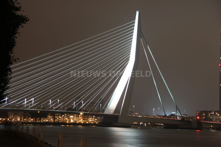 Erasmusbrug getremd in verband met afgebroken tramleiding