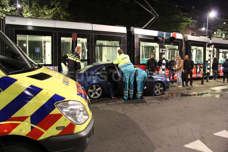 Tram ramt auto op kruising 1e Middellandstraat Rotterdam