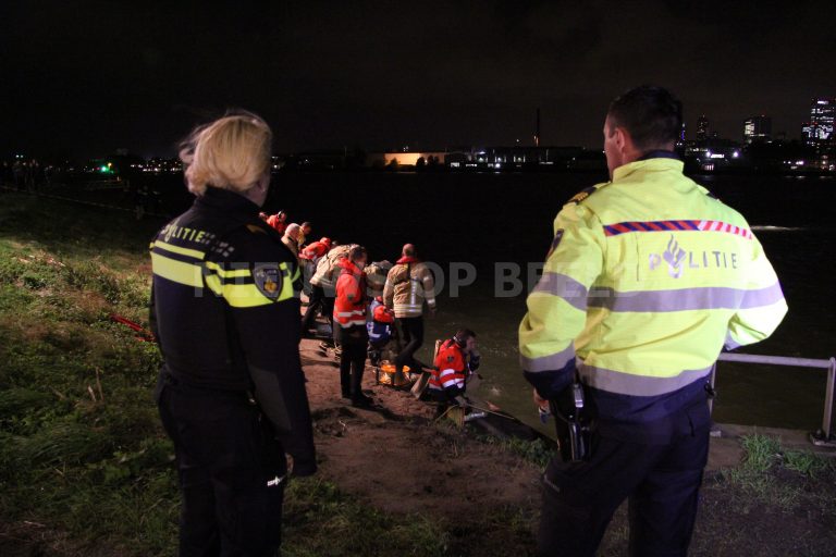 Vrouw (27) uit te water geraakte auto gered Watertorenweg Rotterdam [VIDEO]