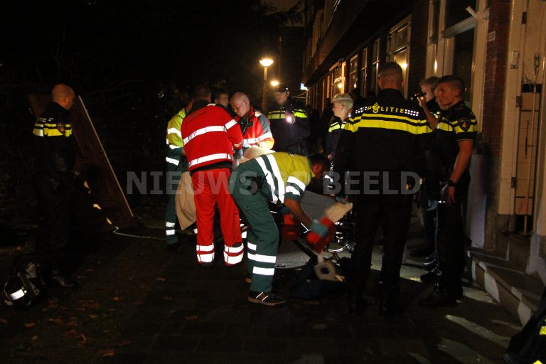 Gewonde man ligt achter voordeur, politie breekt deur open De Savornin Lohmanlaan Rotterdam