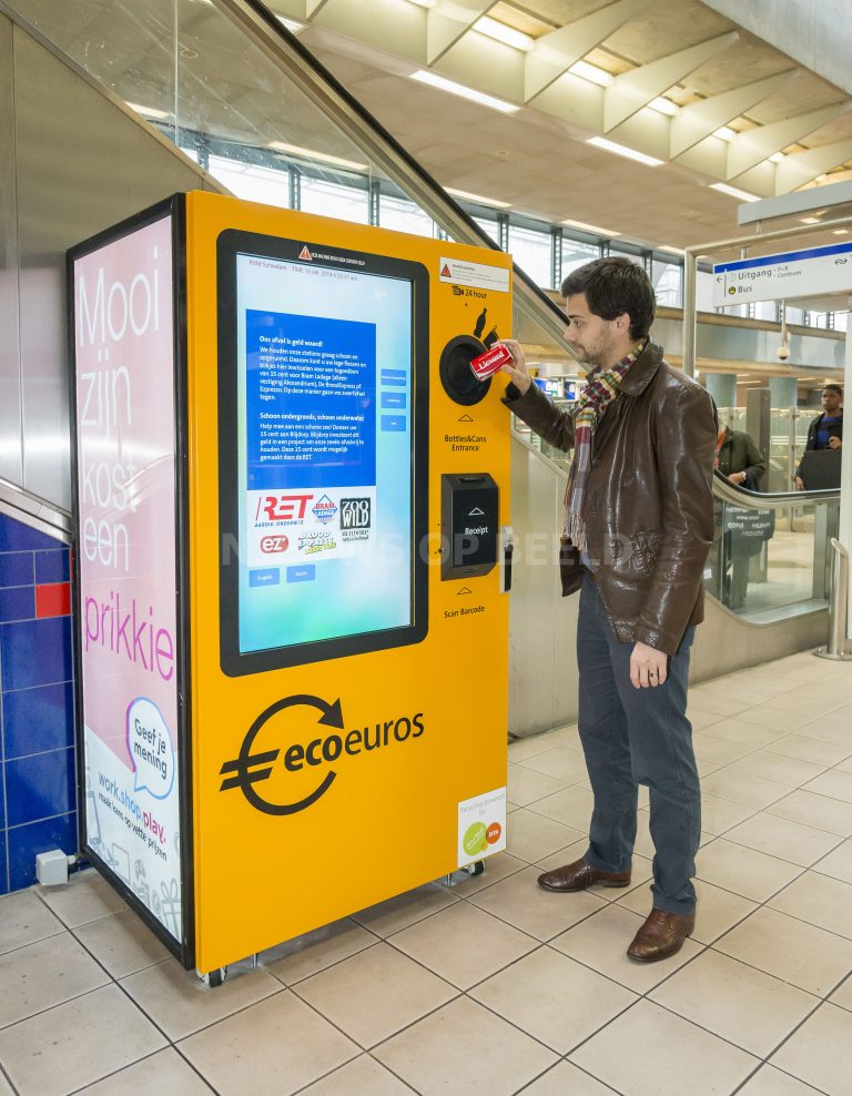Geld voor inleveren afval op RET metrostations in Rotterdam