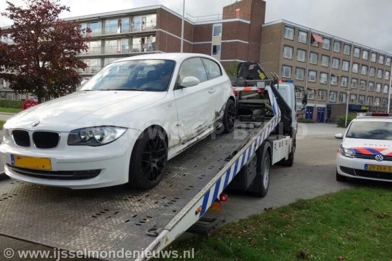 Wegpiraat crasht tijdens achtervolging met gestolen auto Averdijk Rotterdam