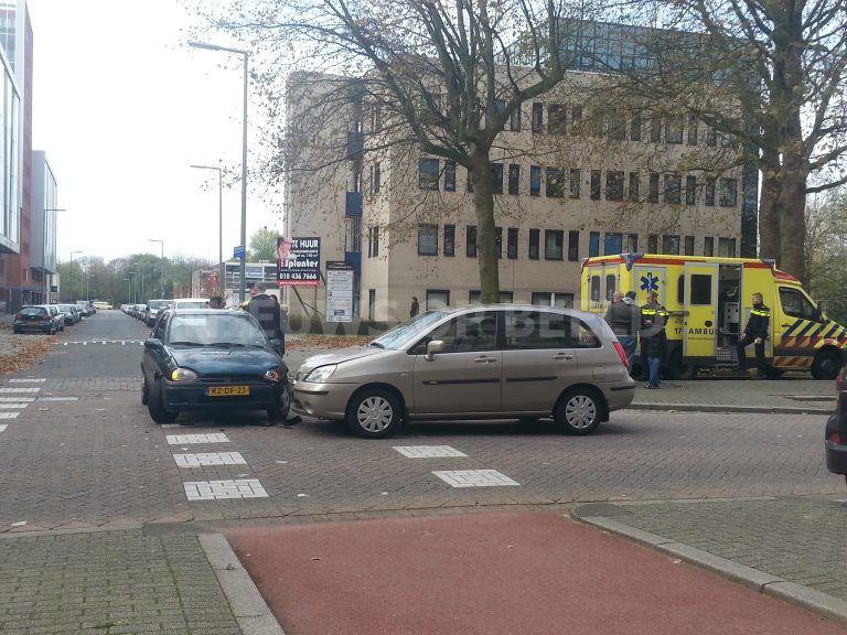 Automobilisten komen in botsing Koningslaan Rotterdam
