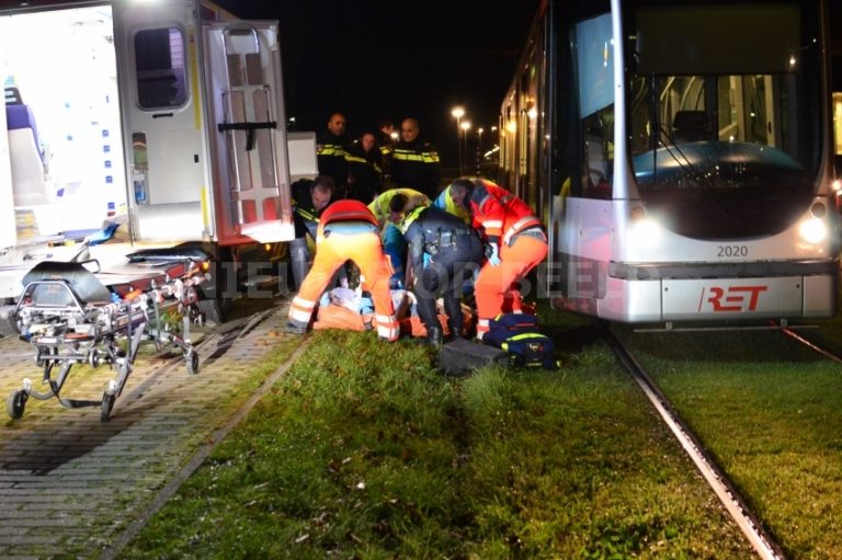 Man zwaargewond na aanrijding met tram Havenspoorpad Rotterdam