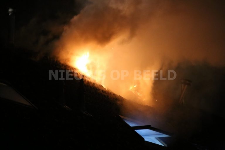 Flinke brand door mogelijke wietplantage op zolder van woning Nijenrodeweg Rotterdam