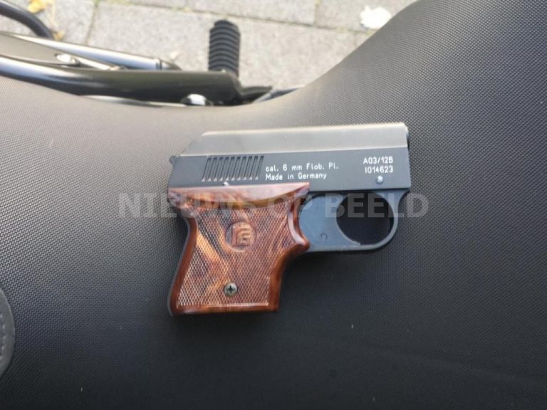 15-jarige heeft twee alarmpistolen Rotterdam