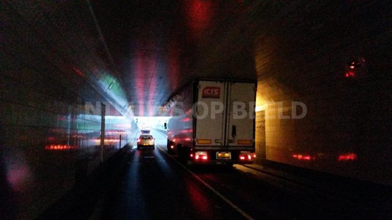Vrachtwagen rijdt zich klem op Maastunnelplein Rotterdam