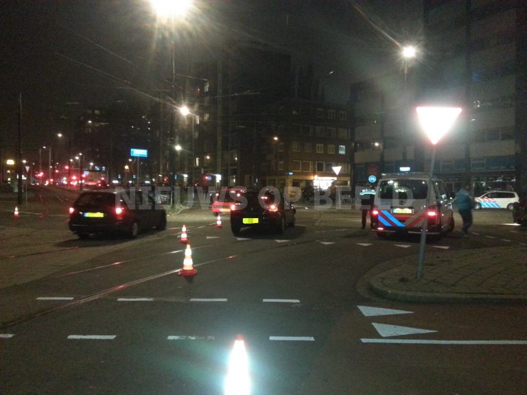 Auto over de kop na aanrijding Oostplein Rotterdam
