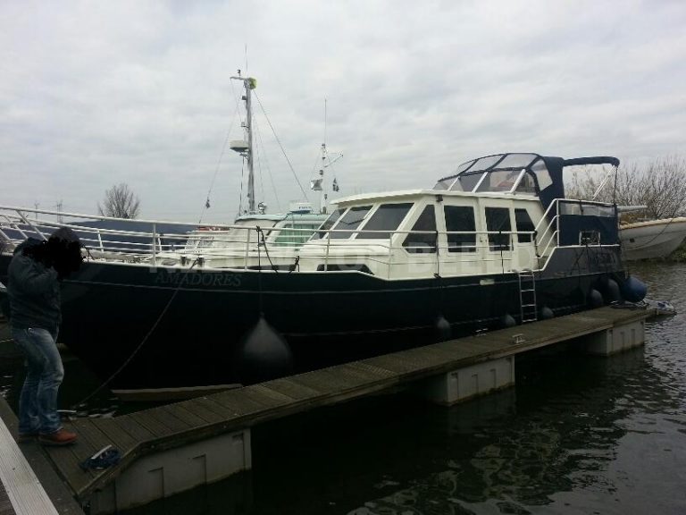 Boot en vrachtwagen in beslag genomen na vondst hennepkwekerij