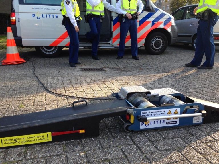 Snorfiets van snelheidsdwaas rijdt 79km/u Amsterdam