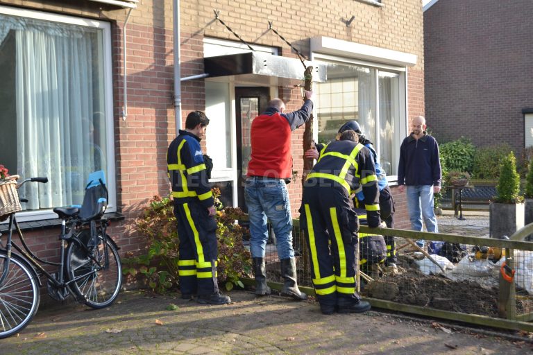 Gaslekkage na verwijderen boompje in tuin Houtmanstraat Oud-Beijerland