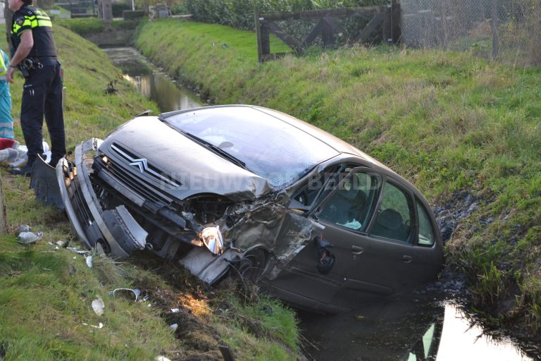 Auto rijdt sloot in bij eenzijdig ongeval N489 Maasweg Mijnsheerenland