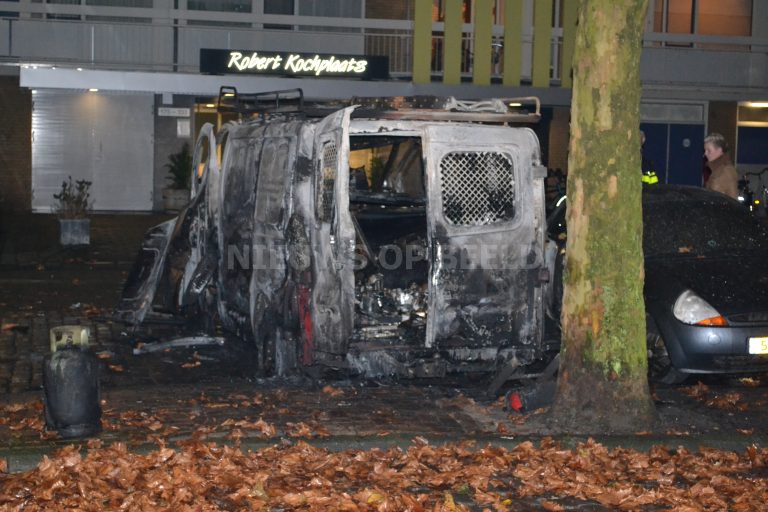 Bestelbus met gasflessen explodeert na opsteken sigaret Robert Kochplaats Rotterdam
