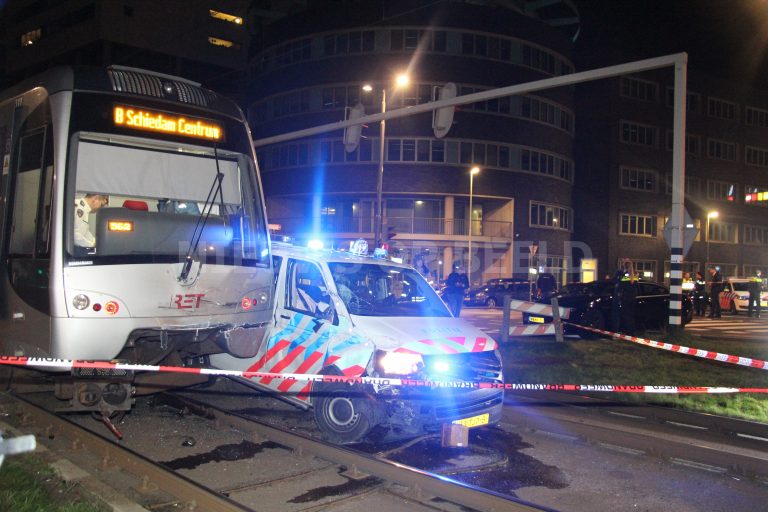 Spoedrijdende agenten botsen tegen metro Hoofdweg Rotterdam [VIDEO]