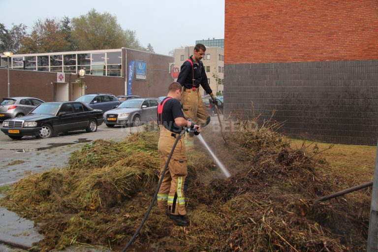 Broeiende hooibalen geblust door brandweer Folkert Elsingastraat Rotterdam