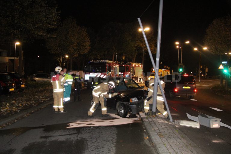 Automobilist vlucht na eenzijdig ongeval Zevenkampse Ring Rotterdam