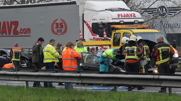 Veel schade en file na ongeval A20 Nieuwerkerk aan den IJssel