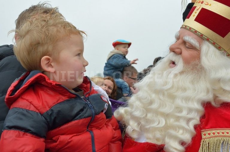 Sint en Pieten komen aan in Nederland