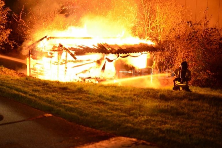 Brand verwoest schuurtje Kruisdijk Poortugaal