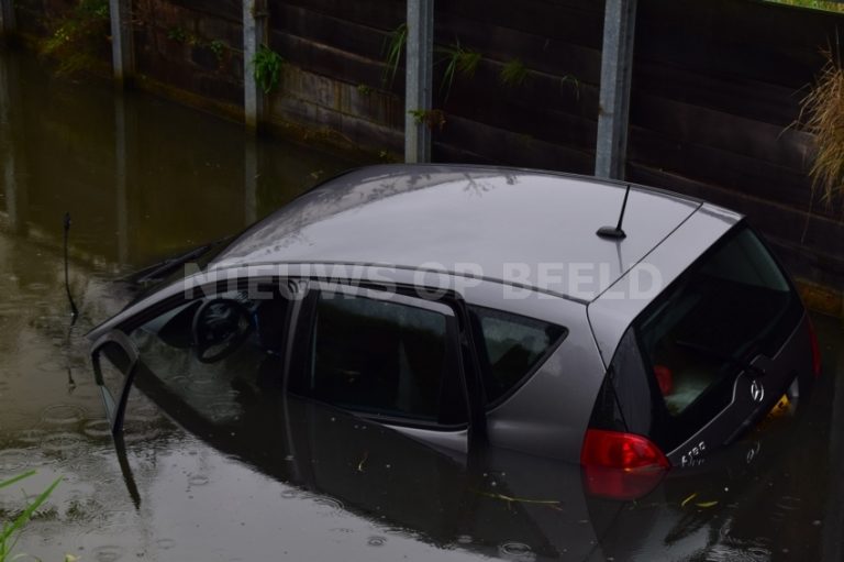 Man raakt met auto te water Rhoonse Baan Rhoon