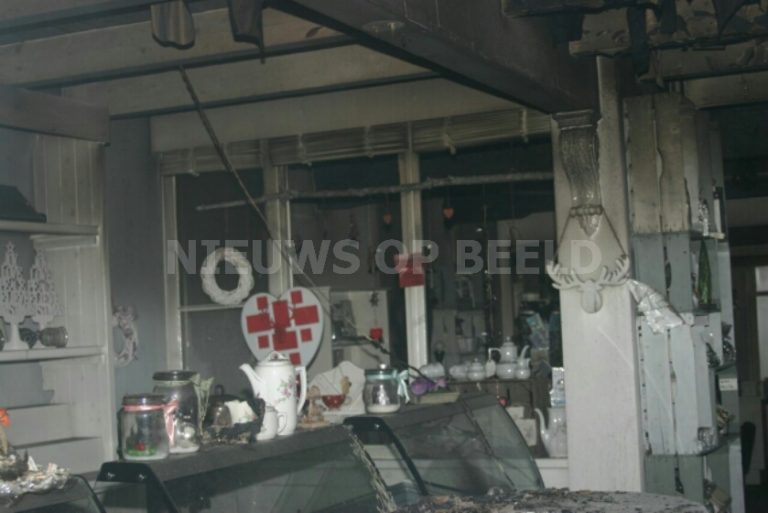 Veel schade door brand in ijssalon Breedstraat Zuidland