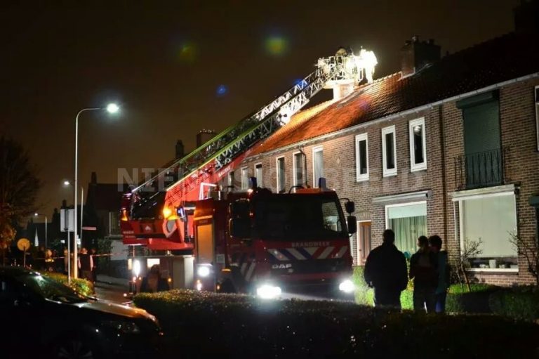 Schoorsteen in brand Waalstraat Rhoon