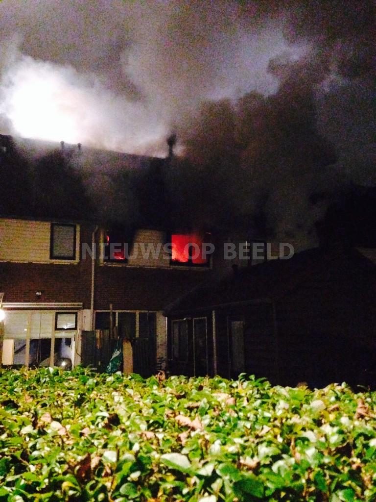 Uitslaande brand op bovenverdieping van woning Maarland Rotterdam